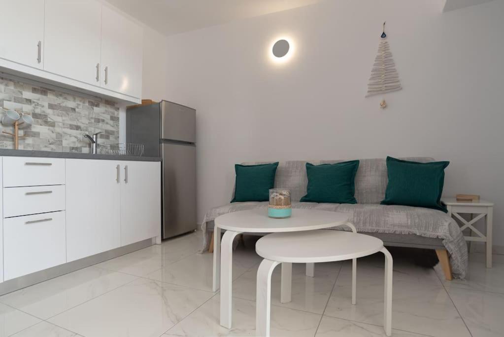 Hh Bay Apartment Logaras Exterior photo